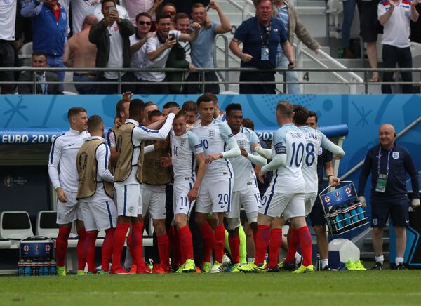 Футболисты сборной Англии радуются забитому мячу