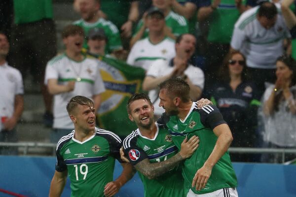 Футболисты сборной Северной Ирландии радуются забитому мячу