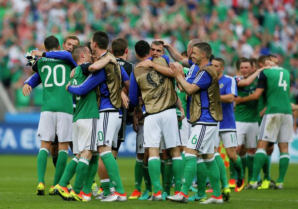 Футболисты сборной Северной Ирландии радуются победе
