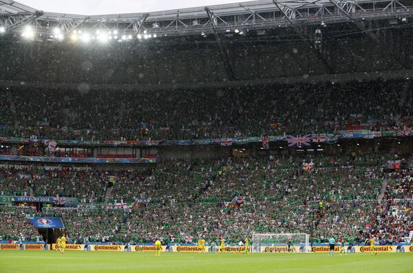 Трибуны болельщиков во время матча  чемпионата Европы между командами Украины и Северной Ирландии на стадионе в Лионе