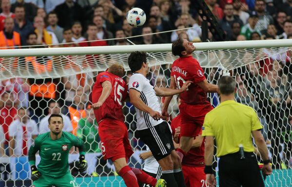 Игровой момент матча группового этапа чемпионата Европы по футболу - 2016 Германия - Польша