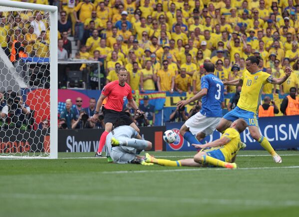 Игровой момент матча Италия - Швеция