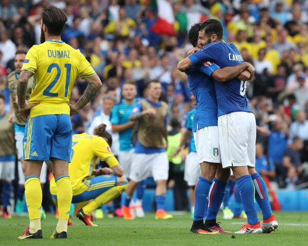 Футболисты сборной Италии Антонио Кандрева и Эдер Мартинс (справа налево) радуются забитому мячу