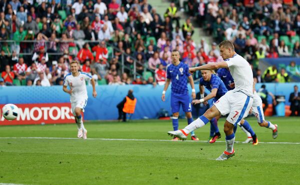 Нападающий сборной Чехии Томаш Нецид исполняет пенальти в ворота хорватов