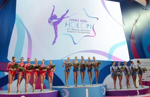 Гимнастки сборной Белоруссии, гимнастки сборной России и гимнастки сборной Израиля (слева направо)