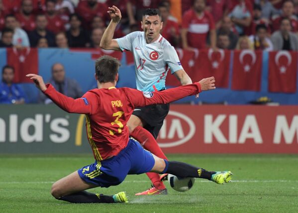 Защитник сборной Испании Жерар Пике (на первом плане) и форвард сборной Турции Бурак Йылмаз