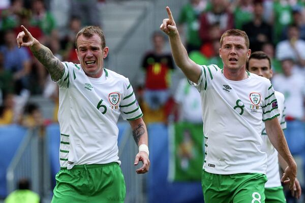 Футболисты сборной Ирландии Гленн Уилан (слева) и Джеймс Маккарти