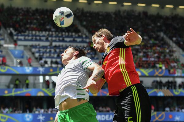 Защитник сборной Бельгии Ян Вертонген (справа) и полузащитник сборной Ирландии Джеффри Хендрик