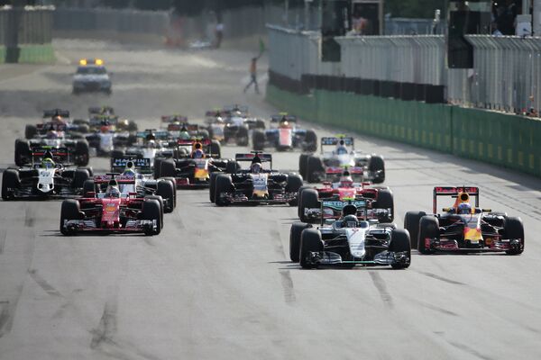 Гонщики на старте восьмого этапа Гран-при Европы Формулы-1 в Баку