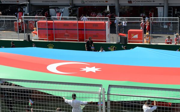 Флаг Азербайджана на трибунах перед началом восьмого этапа Гран-при Европы Формулы-1 в Баку