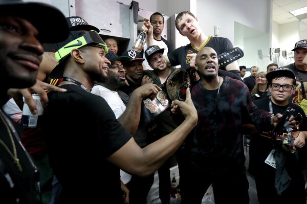 Тимофей Мозгов с партнерами по Кливленду празднует чемпионство в НБА