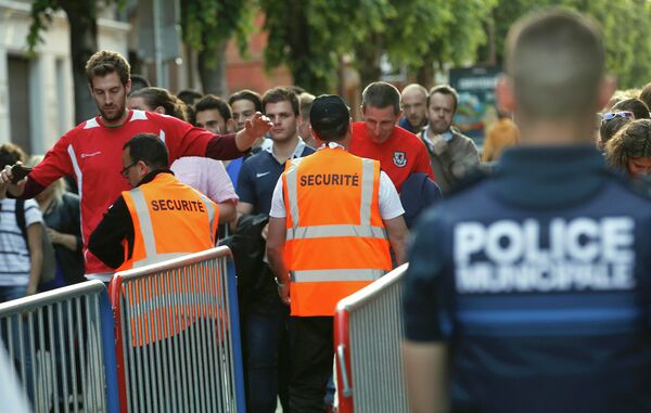 Охрана обыскивает болельщиков сборной Уэльса на входе на стадион в Тулузе перед матчем со сборной России на Евро-2016