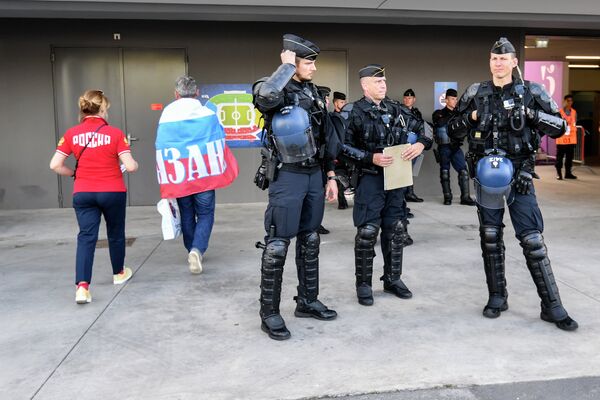 Французские полицейские у стадиона Мунисипал в Тулузе