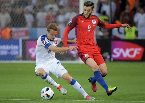 Нападающий сборной Словакии Ондрей Дуда и полузащитник сборной Англии Адам Лаллана (справа)