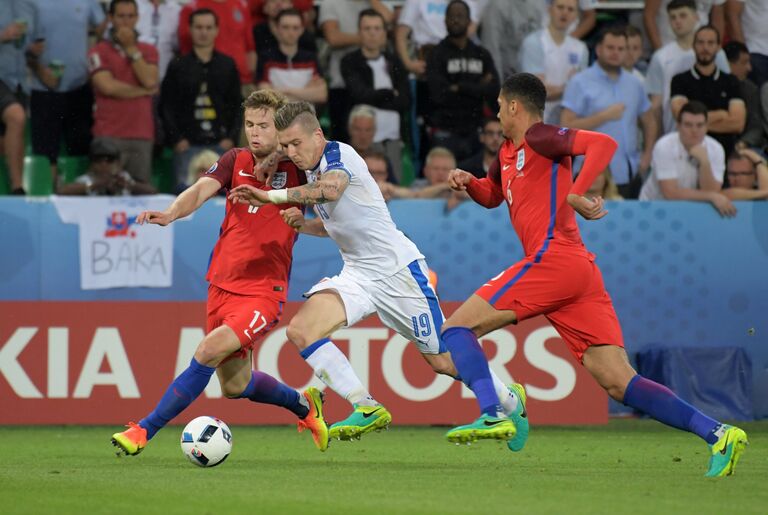 Игровой момент матча Словакия - Англия