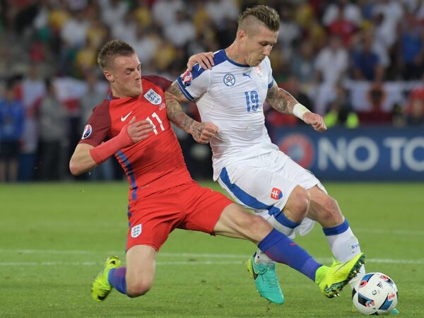Нападающий сборной Англии Джейми Варди и игрок полузащитник Словакии Юрай Куцка (справа)