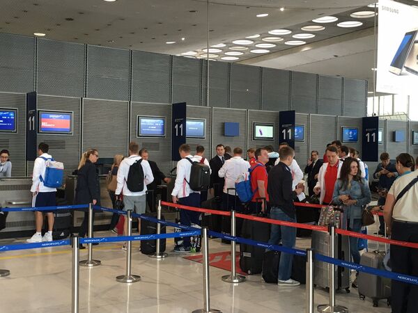 Сборная России по футболу в аэропорту Парижа