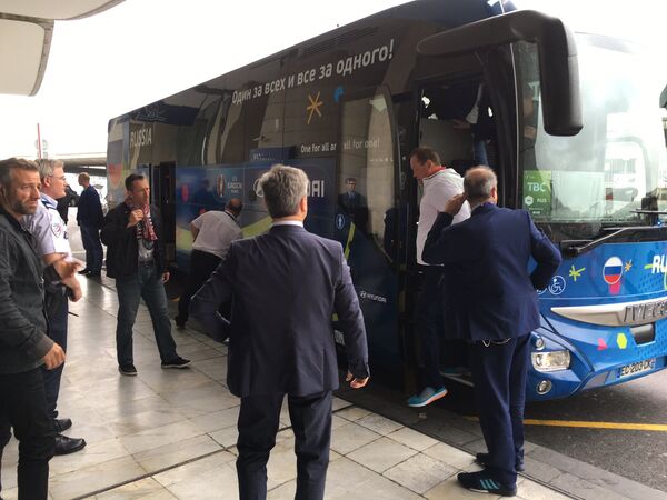 Автобус сборной России по футболу прибыл в парижский аэропорт Шарль де Голль