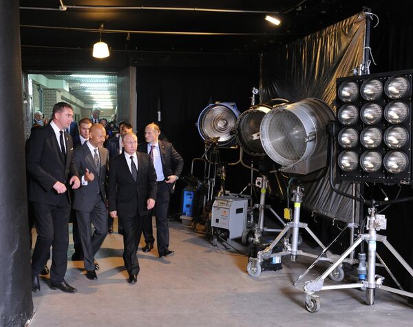 Президент России Владимир Путин (второй справа) во время посещения киностудии Ленфильм