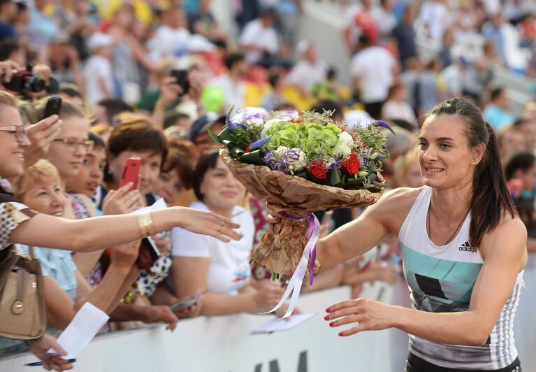 Елена Исинбаева с болельщиками