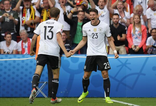 Футбол. Чемпионат ЕвроИгроки сборной Германии Томас Мюллер (слева) и Марио Гомес
