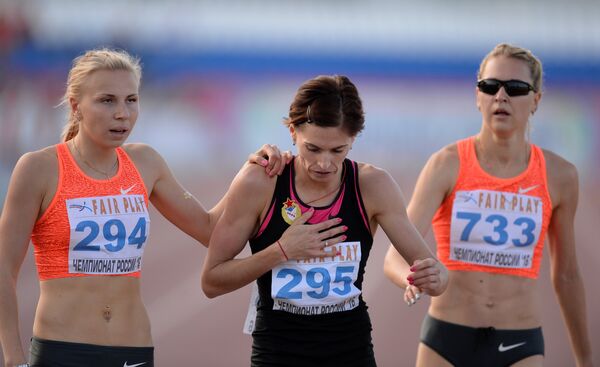 Участницы соревнований в беге на 800 метров среди женщин Екатерина Реньжина, Антонина Кривошапка (1 место) и Ксения Аксенова (слева направо)