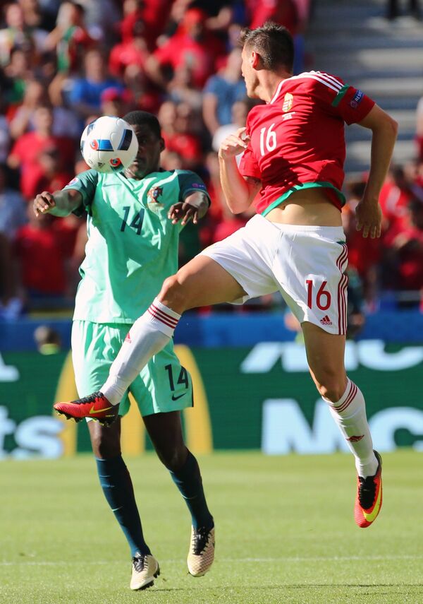 Защитник сборной Португалии Виллиам де Карвалью (слева) и полузащитник сборной Венгрии Адам Пинтер