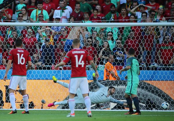 Вратарь сборной Португалии Руй Патрисиу (на дальнем плане) пропускает мяч в свои ворота