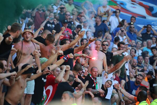 Болельщики сборной Венгрии радуются забитому голу