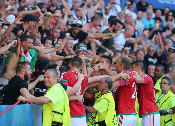 Футболисты сборной Венгрии радуются забитому голу