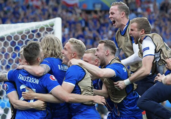 Футболисты сборной Исландии радуются забитому голу