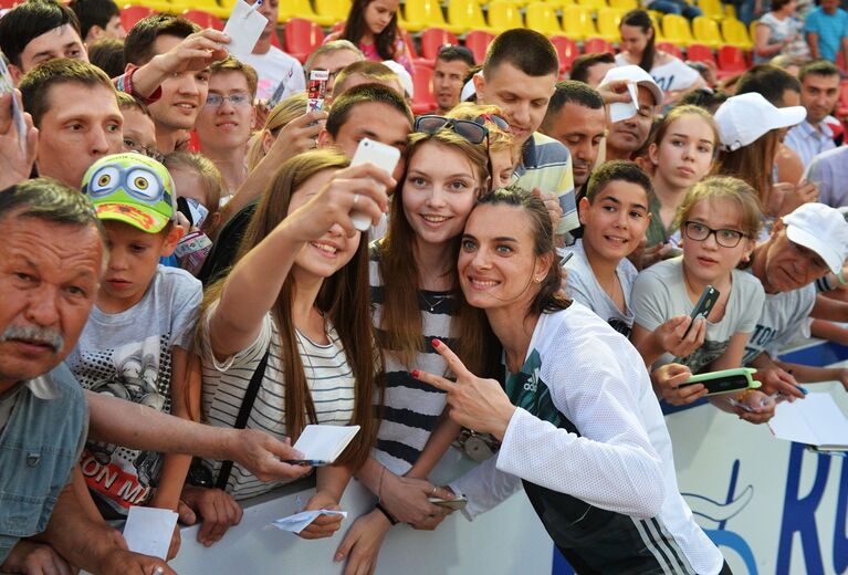 Елена Исинбаева с болельщиками на чемпионате России по легкой атлетике в Чебоксарах