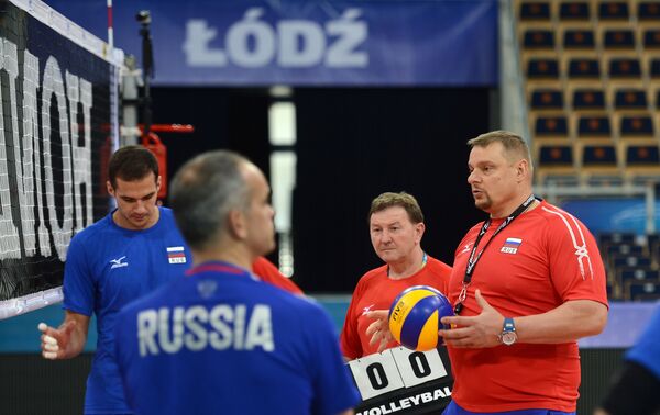 Главный тренер мужской сборной команды России по волейболу Владимир Алекно (справа)
