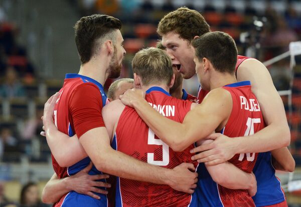 Волейболисты сборной России радуются выигранному очку