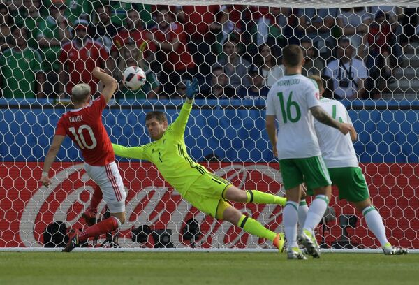 Игровой момент матча 1/8 финала чемпионата Европы по футболу - 2016 Уэльс - Северная Ирландия