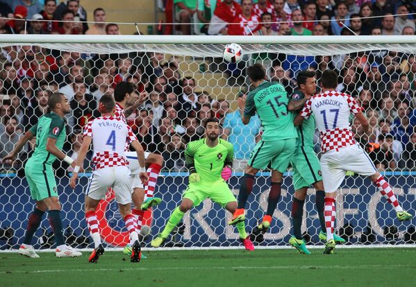 Игровой момент матча 1/8 финала чемпионата Европы по футболу - 2016 Хорватия - Португалия