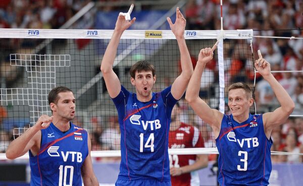 Волейболисты сборной России Александр Маркин, Артем Вольвич и Дмитрий Ковалев (слева направо)