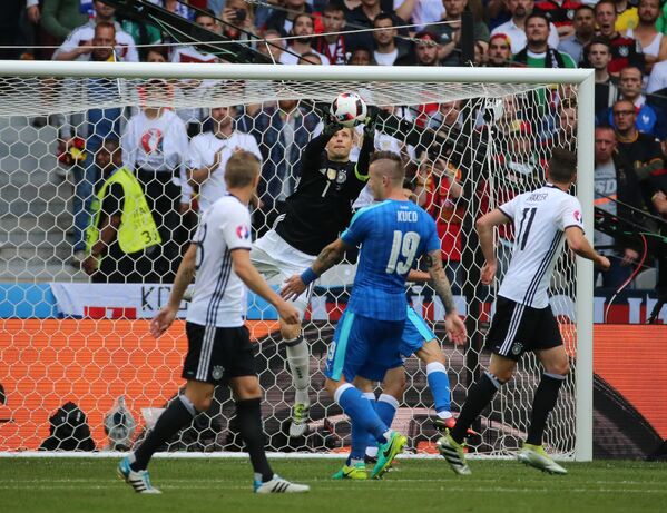 Игровой момент матча 1/8 финала чемпионата Европы по футболу - 2016 Германия - Словакия