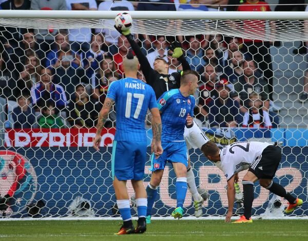 Игровой момент матча 1/8 финала чемпионата Европы по футболу - 2016 Германия - Словакия