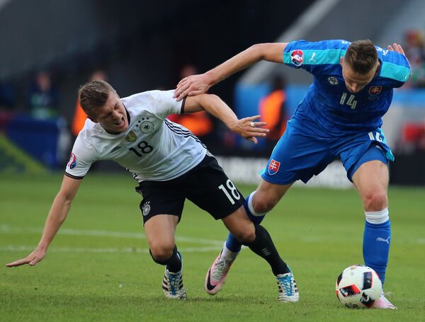 Полузащитник сборной Германии Тони Кроос (слева) и защитник сборной Словакии Милан Шкриняр