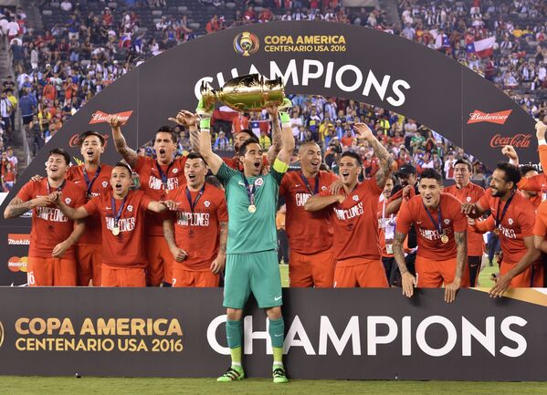 Футболисты сборной Чили после победы в финале Кубка Америки-2016
