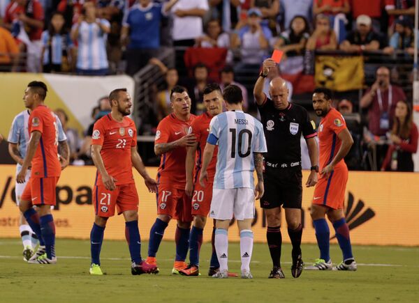 Арбитр Эбер Лопес удаляет полузащитника сборной Чили Марсело Диаса (второй слева)