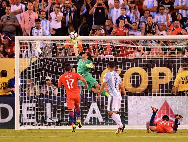 Игровой момент матча Чили - Аргентина