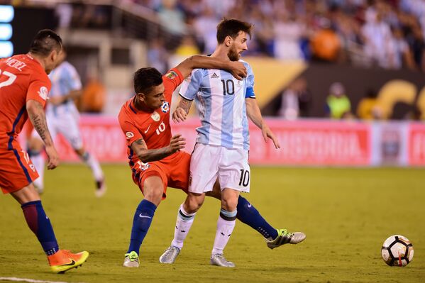 Защитник сборной Чили Гонсало Хара (слева) и нападающий сборной Аргентины Лионель Месси