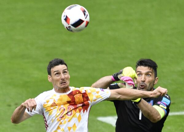 Нападающий сборной Испании Ариц Адурис и вратарь сборной Италии Джанлуиджи Буффон (справа)