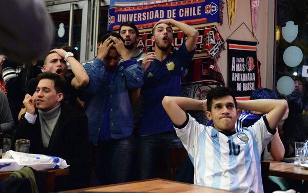 Болельщики сборной Аргентины наблюдают за финальным матчем Кубка Америки