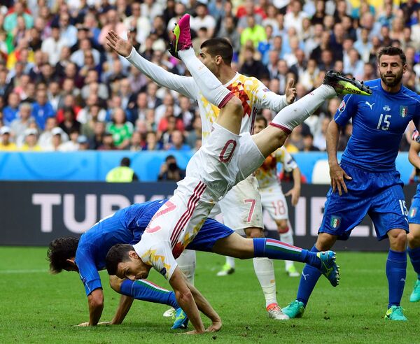 Игровой момент матча Италия - Испания