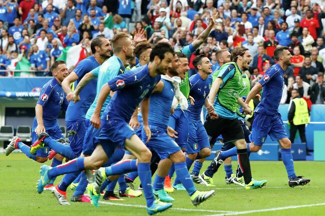 Футболисты сборной Италии после победы над командой Испании