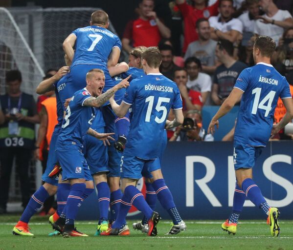 Футболисты сборной Исландии радуются забитому мячу