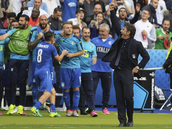 Главный тренер сборной Италии Антонио Конте и футболисты команды радуются победе